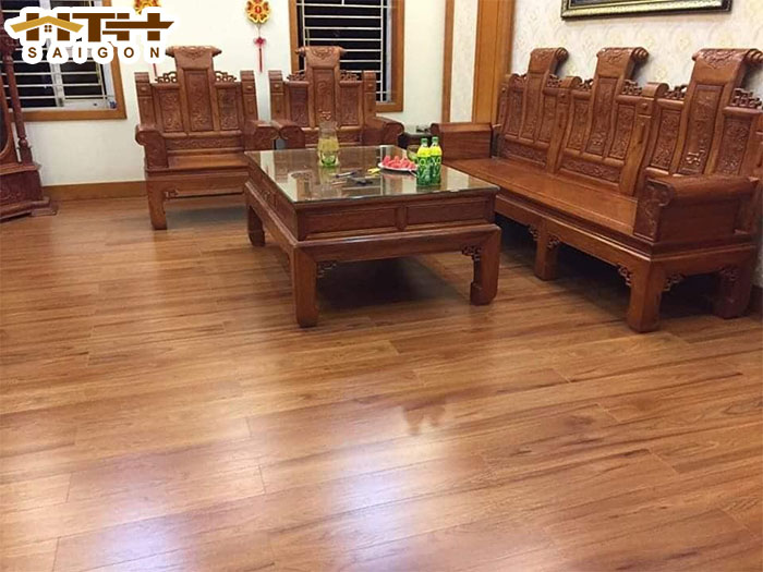 Sàn gỗ kết hợp với nội thất mang lại không gian sang trọng