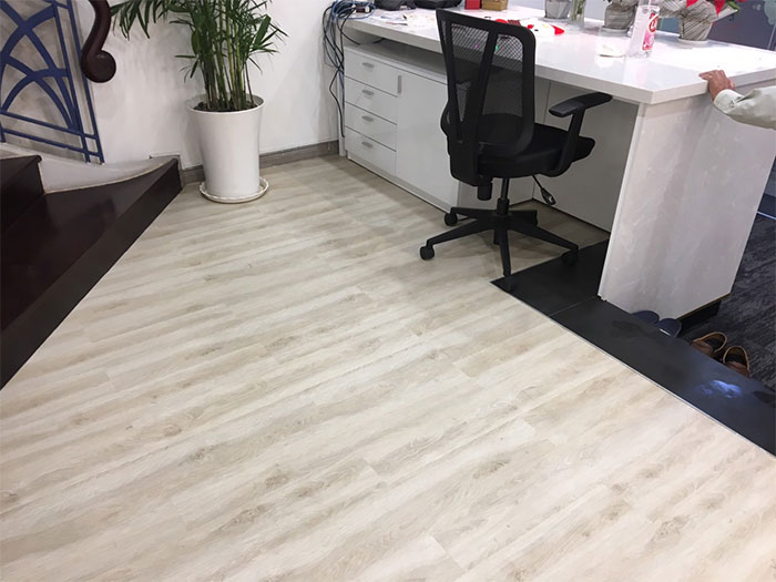 Hình ảnh sàn gỗ màu trắng lót văn phòng
