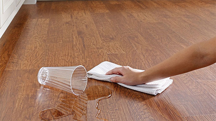 Sàn nhựa dán keo vân gỗ giá rẻ, dễ sử dụng