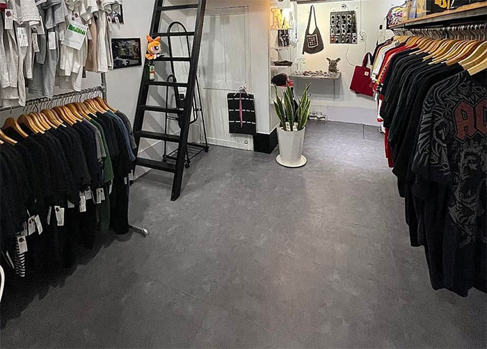 Hoàn thiện công trình sàn nhựa dán keo vân bê tông cho shop thời trang