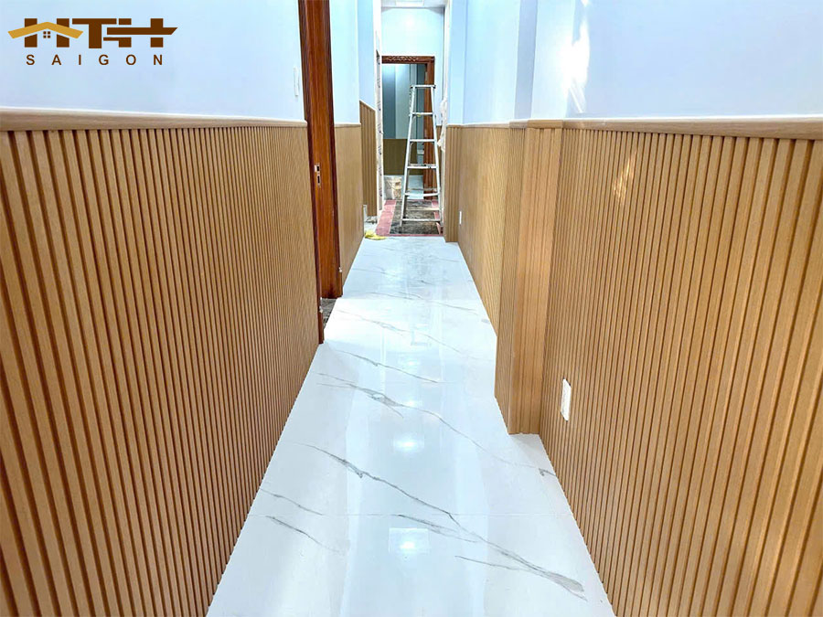 lam nhựa 5 sóng thấp ốp chân tường trang trí phòng khách
