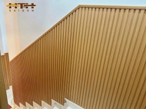 lam nhựa 5 sóng thấp ốp chân tường cầu thang