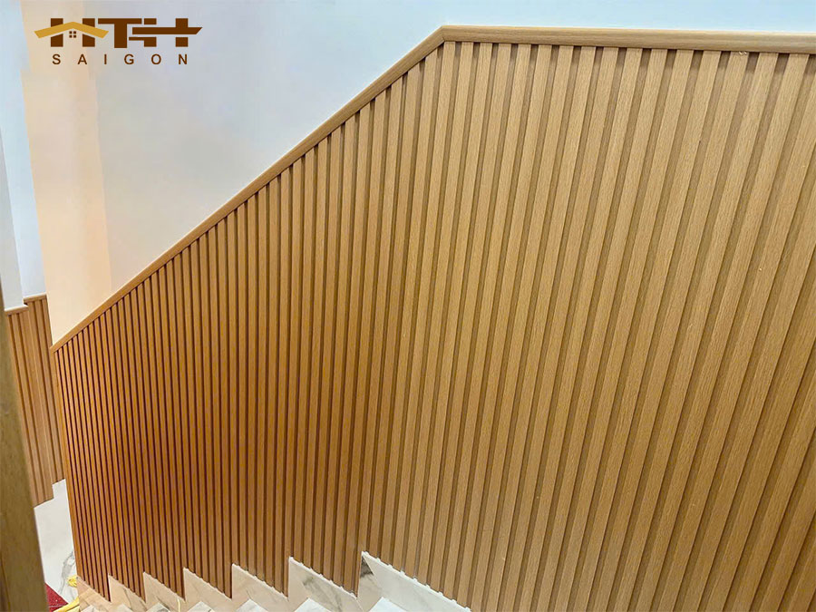 lam nhựa 5 sóng thấp ốp chân tường cầu thang